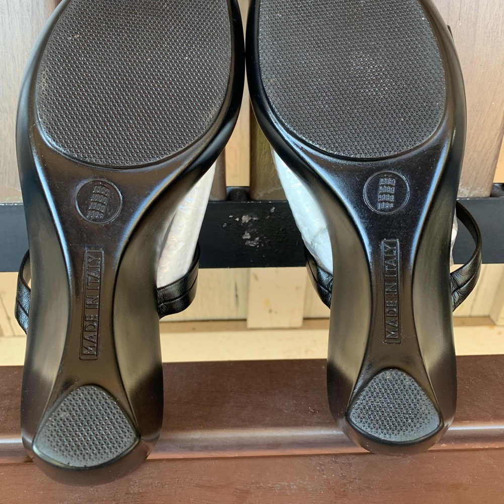 Italian Shoemakers Made In Italy Black Wedge Sandals Size 7 1/2 M Silver Accents - Picture 8 of 11